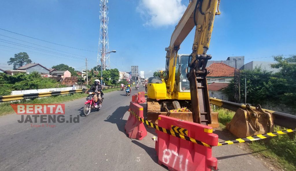 Alat yang disiapkan untuk pembongkaran Jembatan Juwana pada beberapa waktu lalu. (ZIZ/Koran Lingkar)