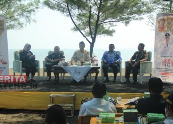 Talk show sosialisasi bahaya rokok ilegal dengan narasumber Bupati Kendal Dico M Ganinduto, Kepala Bea Cukai Semarang Sucipto, Kasi Keindahan Satpol PP Jateng Eko Maryanto dan Ketua DPRD Kendal Muhammad Makmun. (UNG/Koran Lingkar)