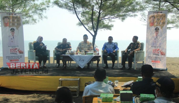 Talk show sosialisasi bahaya rokok ilegal dengan narasumber Bupati Kendal Dico M Ganinduto, Kepala Bea Cukai Semarang Sucipto, Kasi Keindahan Satpol PP Jateng Eko Maryanto dan Ketua DPRD Kendal Muhammad Makmun. (UNG/Koran Lingkar)