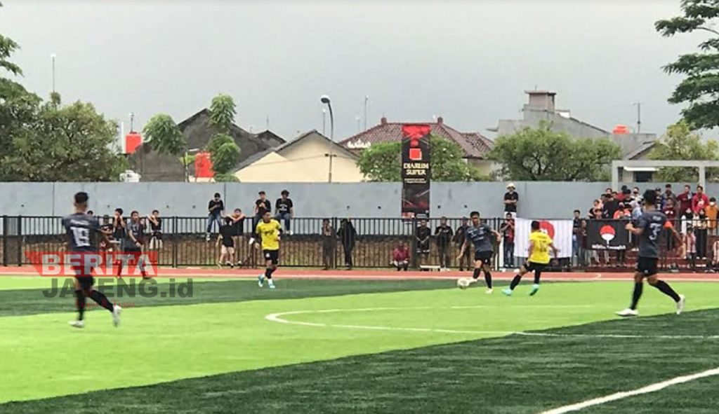 Persipa Pati saat bertanding melawan Persiba Balikpapan dalam laga persahabatan di Stadion Joyokusumo Pati, baru-baru ini. (AZI/Koran Lingkar)
