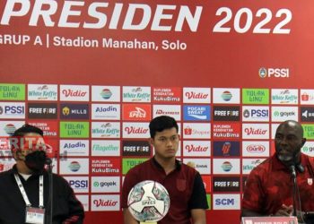Pelatih Persis Solo Jacksen F. Tiago (kanan) didamipingi kiper Persis M Riyandi (tengah) dalam Konferensi Pers sebelum pertandingan di Stadion Manahan Solo, Minggu (26/06). (Antara/Beritajateng.id)