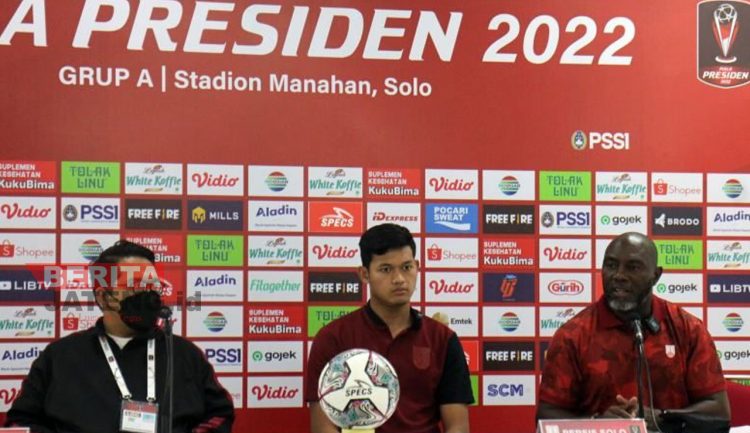 Persis Solo Bertekad Raih Poin Penuh Lawan Persita Tangerang 1 Pelatih Persis Solo Jacksen F. Tiago (kanan) didamipingi kiper Persis M Riyandi (tengah) dalam Konferensi Pers sebelum pertandingan di Stadion Manahan Solo, Minggu (26/06). (Antara/Beritajateng.id)