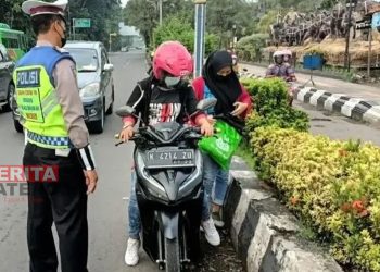 Personel Satlantas Polres Pati sedang melakukan tilang bagi pengendara yang tidak mematuhi aturan dalam lalu lintas. (Ika Tamara Dewi/Koran Lingkar)