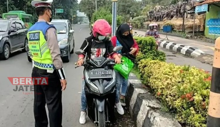 Razia Dua Pekan, Satlantas Polres Pati Catat 7.238 Pelanggar 1 Personel Satlantas Polres Pati sedang melakukan tilang bagi pengendara yang tidak mematuhi aturan dalam lalu lintas. (Ika Tamara Dewi/Koran Lingkar)