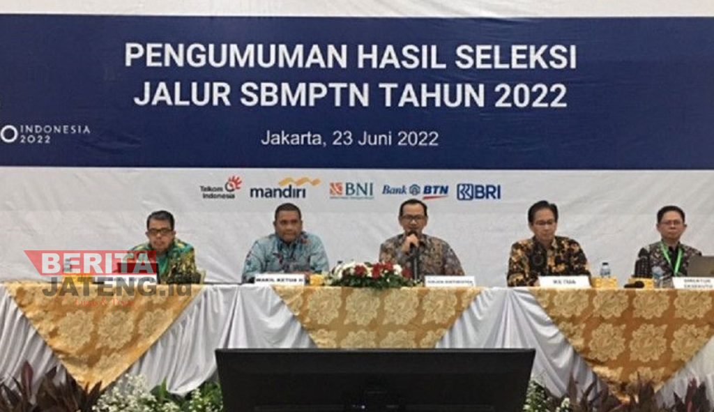 Direktur Jenderal Pendidikan Tinggi, Riset dan Teknologi (Dirjen Dikti Ristek) Kementerian Pendidikan, Kebudayaan, Riset dan Teknologi Nizam berbicara dalam Konferensi Pers Pengumuman Hasil Seleksi Jalur SBMPTN tahun 2022 di Gedung D Kementerian Pendidikan, Kebudayaan, Riset dan Teknologi di Jakarta, Kamis (23/06). (Ant/Beritajateng.id)