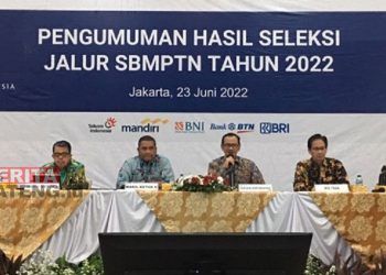 Direktur Jenderal Pendidikan Tinggi, Riset dan Teknologi (Dirjen Dikti Ristek) Kementerian Pendidikan, Kebudayaan, Riset dan Teknologi Nizam berbicara dalam Konferensi Pers Pengumuman Hasil Seleksi Jalur SBMPTN tahun 2022 di Gedung D Kementerian Pendidikan, Kebudayaan, Riset dan Teknologi di Jakarta, Kamis (23/06). (Ant/Beritajateng.id)