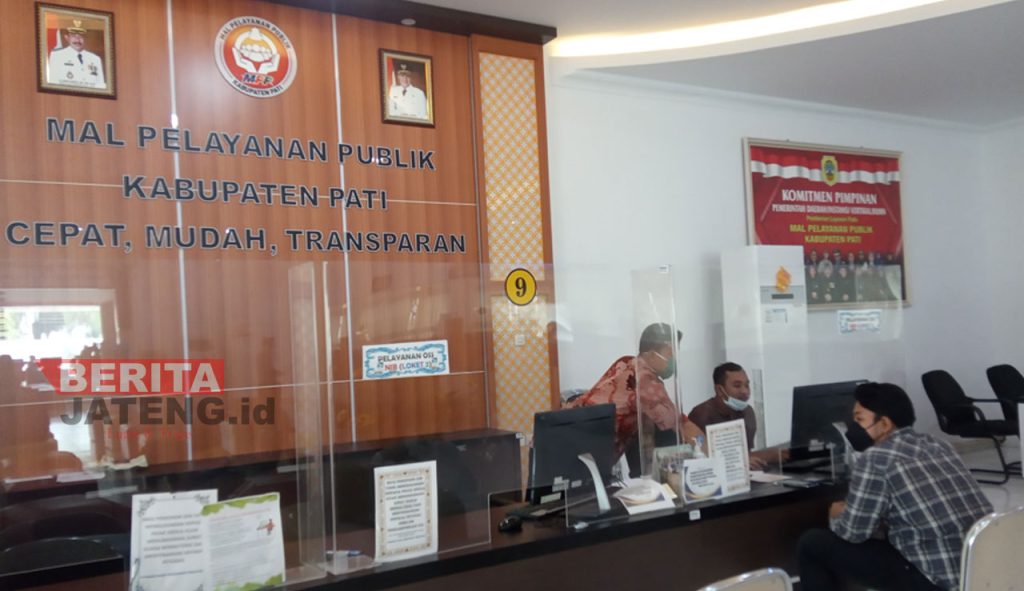 Petugas Dinas Penanaman Modal dan Pelayanan Terpadu Satu Pintu (DPMPTSP) Kabupaten Pati sedang melayani pengunjung untuk melakukan perizinan melalui OSS-RBA. (ITD/Koran Lingkar)