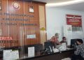 Si Dalang, Strategi DPMPTSP Pati Ajak Masyarakat Tertib Administrasi 15 Petugas Dinas Penanaman Modal dan Pelayanan Terpadu Satu Pintu (DPMPTSP) Kabupaten Pati sedang melayani pengunjung untuk melakukan perizinan melalui OSS-RBA. (ITD/Koran Lingkar)