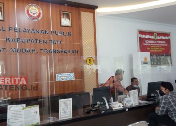 Petugas Dinas Penanaman Modal dan Pelayanan Terpadu Satu Pintu (DPMPTSP) Kabupaten Pati sedang melayani pengunjung untuk melakukan perizinan melalui OSS-RBA. (ITD/Koran Lingkar)