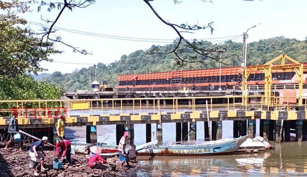 Warga mengumpulkan tumpahan minyak di perairan Cilacap, Selasa (28/06). (Antara/Beritajateng.id)