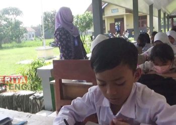 Ruang Kelas SDN 02 Penawangan Rusak Parah, Siswa Kerjakan Semesteran di Teras