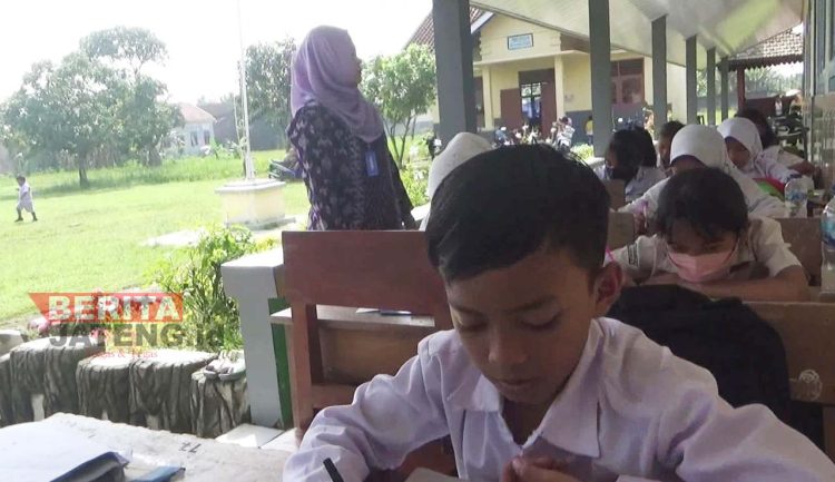 Ruang Kelas SDN 02 Penawangan Rusak Parah, Siswa Kerjakan Semesteran di Teras 1 Ruang Kelas SDN 02 Penawangan Rusak Parah, Siswa Kerjakan Semesteran di Teras