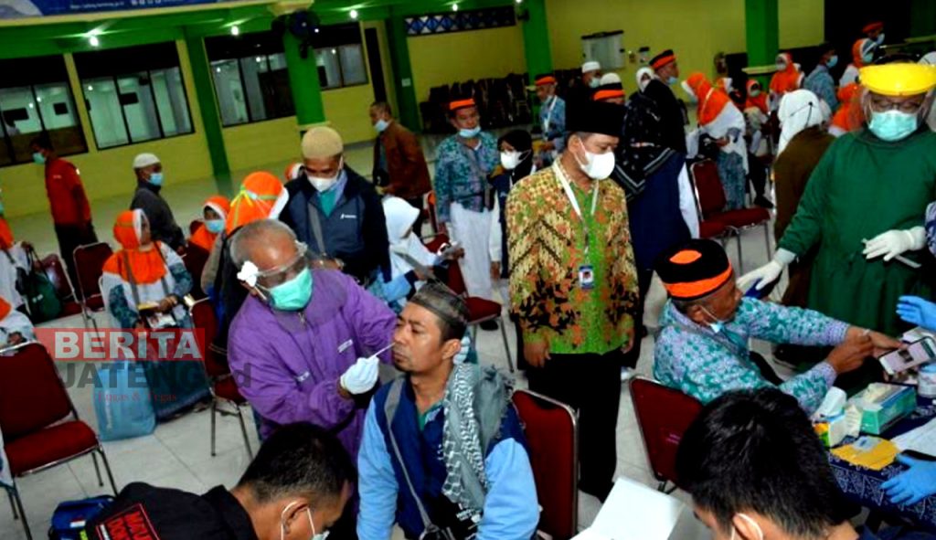 CEK KESEHATAN: Jamaah haji kloter 14 gabungan asal Kabupaten Klaten dan Sragen saat mengikuti tes antigen. (Antara/Beritajateng.id)