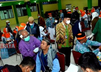 CEK KESEHATAN: Jamaah haji kloter 14 gabungan asal Kabupaten Klaten dan Sragen saat mengikuti tes antigen. (Antara/Beritajateng.id)