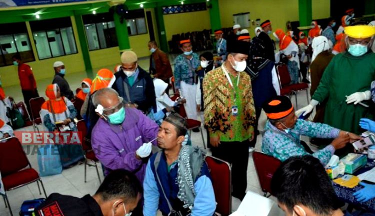 3 Jamaah Haji Debarkasi Solo Positif Covid-19 hingga Pemulangan Kloter 14 1 CEK KESEHATAN: Jamaah haji kloter 14 gabungan asal Kabupaten Klaten dan Sragen saat mengikuti tes antigen. (Antara/Beritajateng.id)