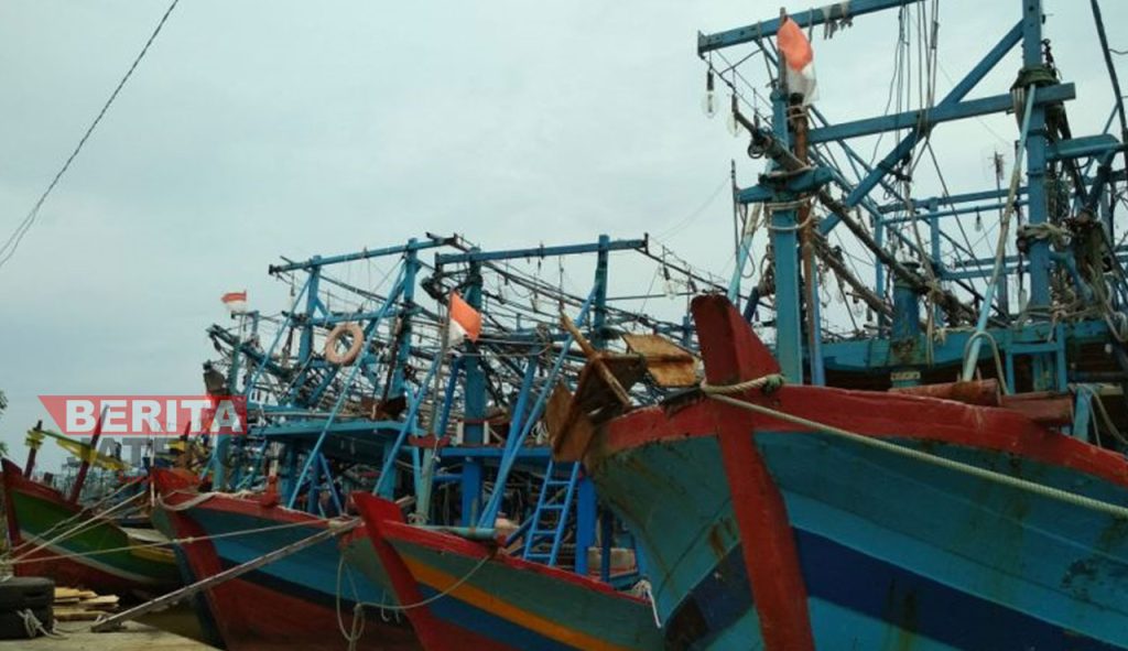 Kapal nelayan di Kabupaten Pati bersandar di Sungai Silugonggo Kecamatan Juwana, Kabupaten Pati. (Antara News)