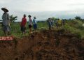 Akibat Banjir, Petani Tambak Desa Margomulyo Pati Rugi Ratusan Juta 15 Alat berat diturunkan guna menutup tanggul Sungai Togasil, Desa Margomulyo, Kecamatan Tayu, Kabupaten Pati yang jebol. (Arif Febriyanto/Beritajateng.id)