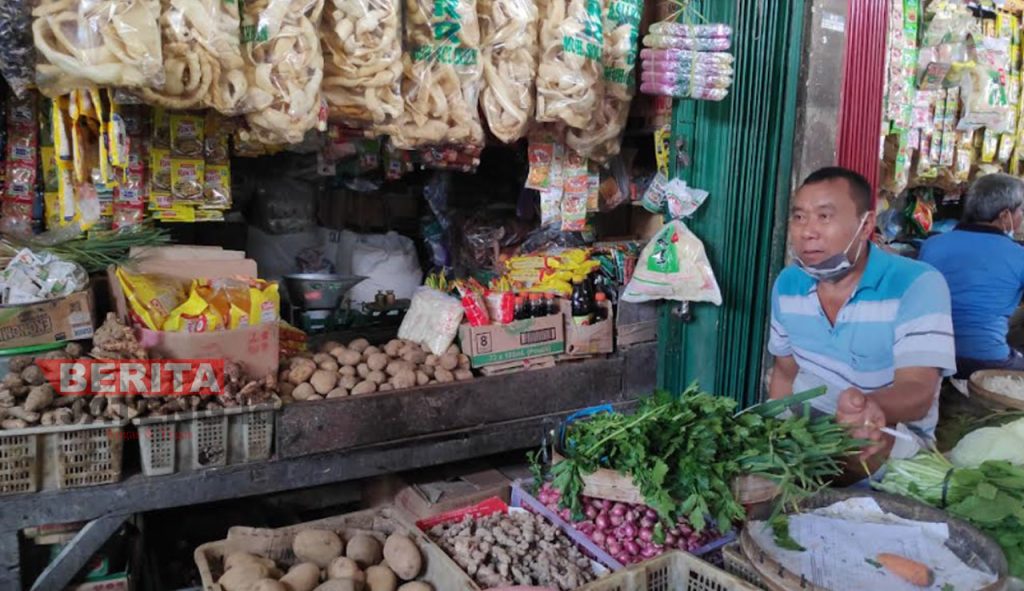 Pedagang sembako di Pasar Kota Rembang, Anwar. (R. Teguh Wibowo/Koran Lingkar)