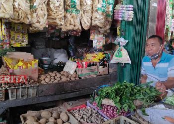 Pedagang sembako di Pasar Kota Rembang, Anwar. (R. Teguh Wibowo/Koran Lingkar)