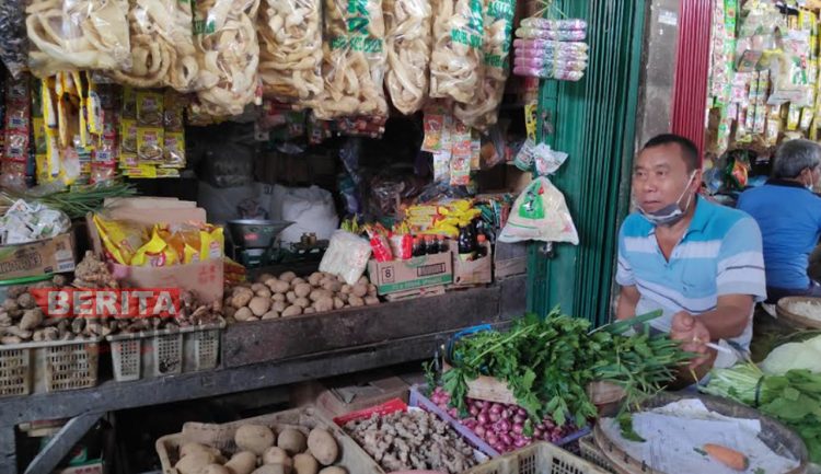 Pedagang sembako di Pasar Kota Rembang, Anwar. (R. Teguh Wibowo/Koran Lingkar)