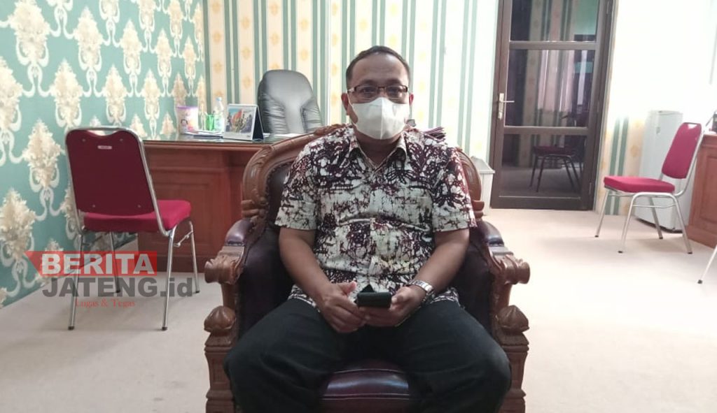 Kepala Dinas Perdagangan dan Perindustrian (Disdagperin) Kabupaten Pati, Hadi Santosa saat ditemui di ruang kerjanya pada Kamis, 14 Juli 2022. (Arif Febriyanto/Beritajateng.id)