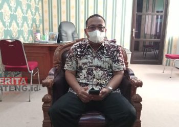 Kepala Dinas Perdagangan dan Perindustrian (Disdagperin) Kabupaten Pati, Hadi Santosa saat ditemui di ruang kerjanya pada Kamis, 14 Juli 2022. (Arif Febriyanto/Beritajateng.id)