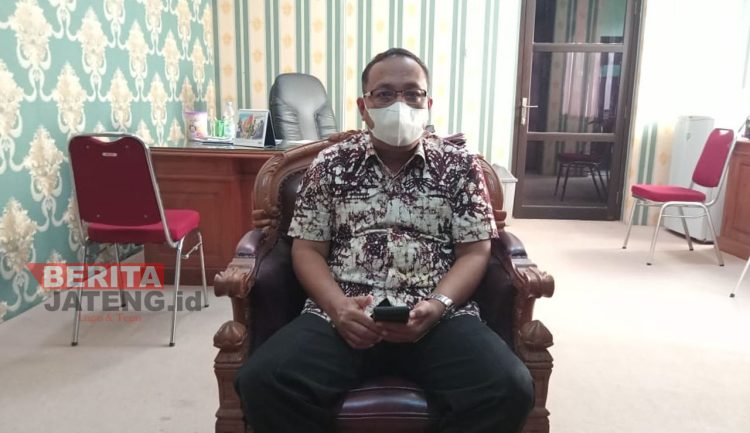 Kepala Dinas Perdagangan dan Perindustrian (Disdagperin) Kabupaten Pati, Hadi Santosa saat ditemui di ruang kerjanya pada Kamis, 14 Juli 2022. (Arif Febriyanto/Beritajateng.id)