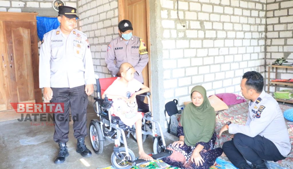 Petugas dari Polres Rembang saat berkunjung ke kediaman Sinta Auliya, Jumat (01/07). (Dok. Humas Polri/Beritajateng.id)