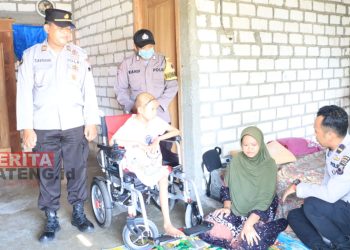 Petugas dari Polres Rembang saat berkunjung ke kediaman Sinta Auliya, Jumat (01/07). (Dok. Humas Polri/Beritajateng.id)