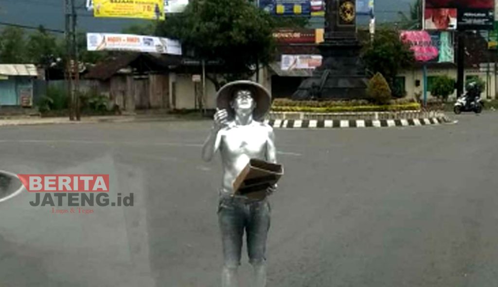 Potret salah satu PGOT manusia silver di Kota Semarang, Jawa Tengah. (Adimungkas/Koran Lingkar)