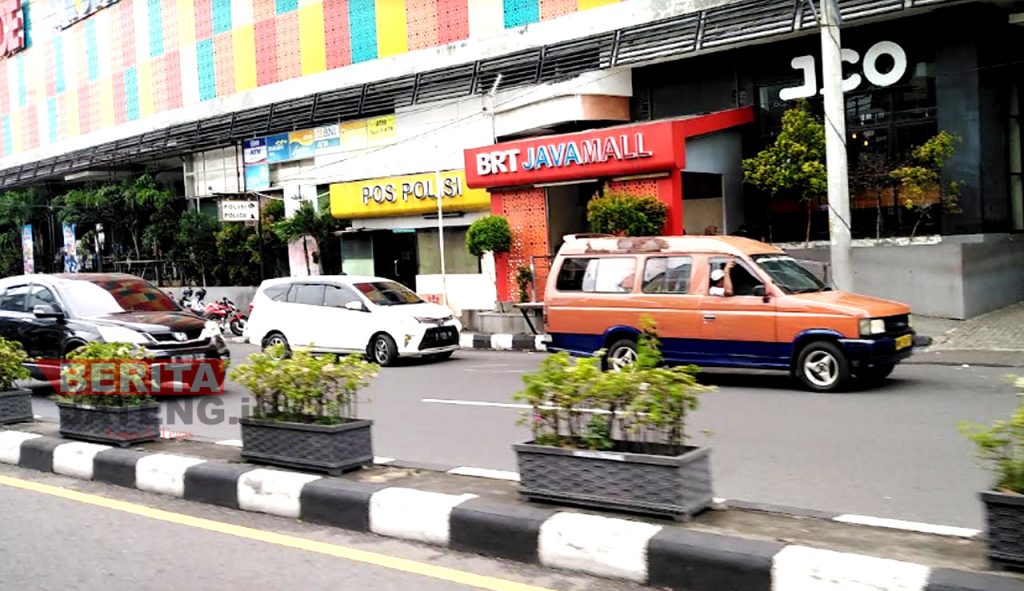 Potret lalu-lalang transportasi umum di jalan raya Kota Semarang, Jawa Tengah. (Wahyu Indriyati/Koran Lingkar)