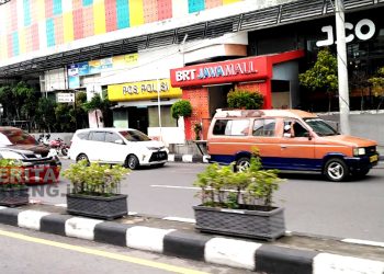 Potret lalu-lalang transportasi umum di jalan raya Kota Semarang, Jawa Tengah. (Wahyu Indriyati/Koran Lingkar)