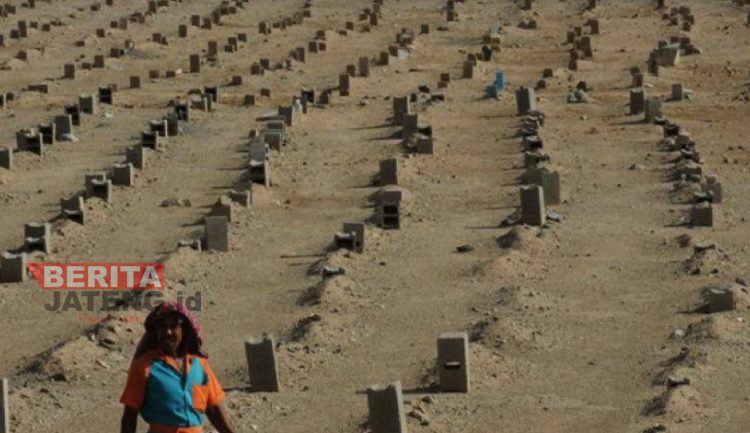 Bertambah 2, Jamaah Haji Jateng yang Meninggal di Tanah Suci Jadi 10 Orang 1 Potret seorang penjaga berjalan di pemakaman Sharaya, Kota Makkah, Arab Saudi. (Antara/Beritajateng.id)