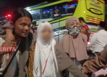 Kondisi pemindahan jemaah Bus 6 usai terlibat laka lantas sebelum melanjutkan perjalanan menuju Kabupaten Rembang. (R. Teguh Wibowo/Koran Lingkar)