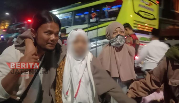 Kondisi pemindahan jemaah Bus 6 usai terlibat laka lantas sebelum melanjutkan perjalanan menuju Kabupaten Rembang. (R. Teguh Wibowo/Koran Lingkar)