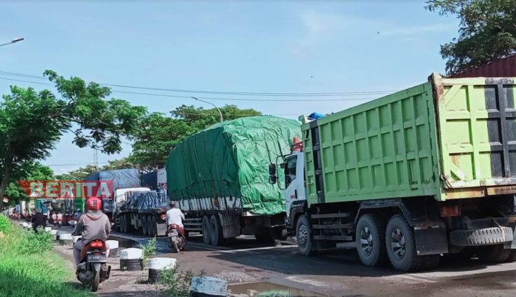 Kemacetan di Jalur Pantura Juwana-Batangan, beberapa waktu lalu. (Arif Febriyanto/Beritajateng.id)