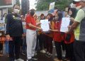 DPMPTSP Launching SMS saat CFD Pati, Ada yang Baru Nih untuk Pengurusan Izin 16 SIMBOLIS: Bupati Pati, Haryanto saat menyerahkan dokumen perizinan kepada masyarakat pada Minggu, 17 Juli 2022. (Ika Tamara Dewi/Koran Lingkar)