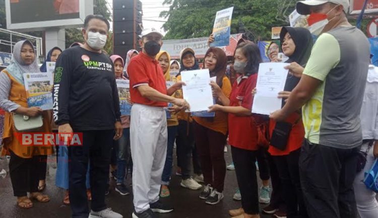 SIMBOLIS: Bupati Pati, Haryanto saat menyerahkan dokumen perizinan kepada masyarakat pada Minggu, 17 Juli 2022. (Ika Tamara Dewi/Koran Lingkar)