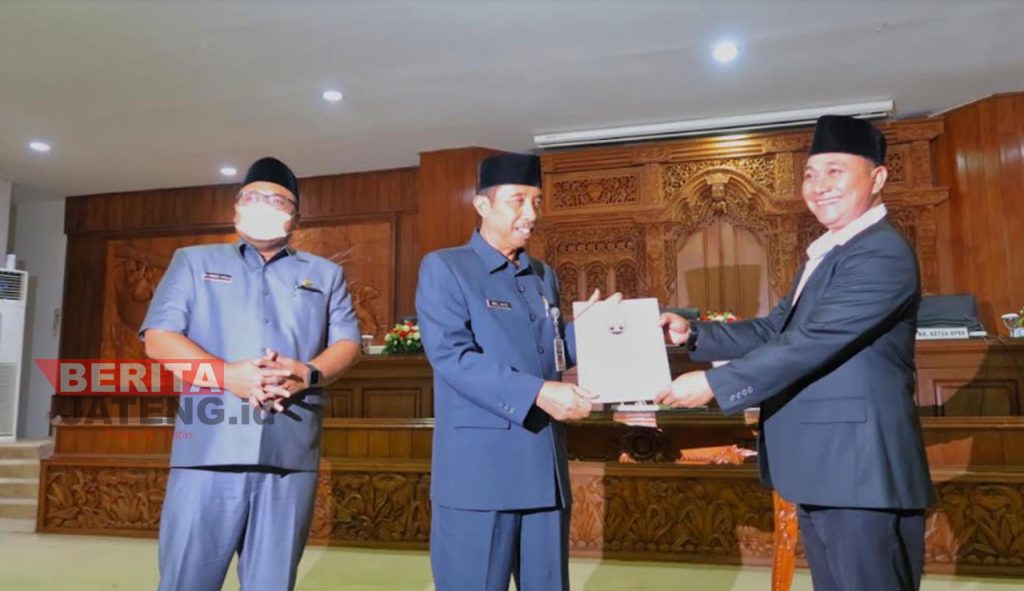 Wakil Ketua DPRD Rembang, Ridwan menerima LPJ APBD 2021 dari Bupati Rembang Abdul Hafidz. (R. Teguh Wibowo/Koran Lingkar)