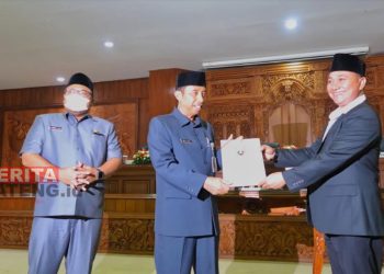 Wakil Ketua DPRD Rembang, Ridwan menerima LPJ APBD 2021 dari Bupati Rembang Abdul Hafidz. (R. Teguh Wibowo/Koran Lingkar)