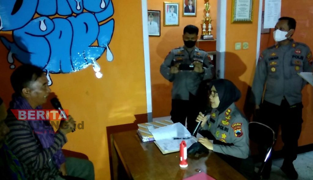 EVALUASI: AKBP Siti Rondhiyah saat melakukan penilaian terkait lomba Satkamling tingkat Polda Jawa Tengah. (Unggul Priambodo/Koran Lingkar)
