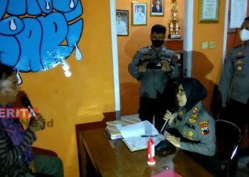 EVALUASI: AKBP Siti Rondhiyah saat melakukan penilaian terkait lomba Satkamling tingkat Polda Jawa Tengah. (Unggul Priambodo/Koran Lingkar)