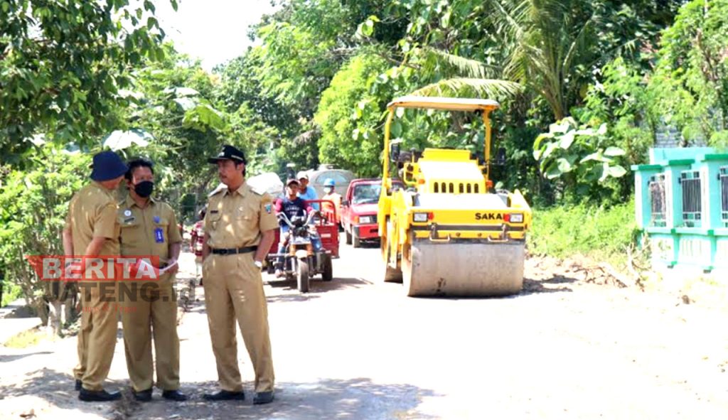 Pembangunan ruas Jalan Menoro-Kenongo, Kecamatan Sedan, Kabupaten Rembang. (R. Teguh Wibowo/Koran Lingkar)
