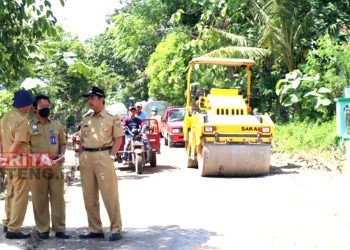 Pembangunan ruas Jalan Menoro-Kenongo, Kecamatan Sedan, Kabupaten Rembang. (R. Teguh Wibowo/Koran Lingkar)