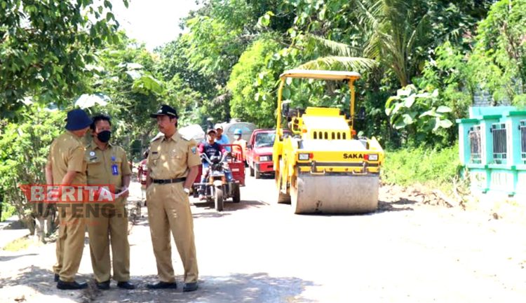 Pembangunan ruas Jalan Menoro-Kenongo, Kecamatan Sedan, Kabupaten Rembang. (R. Teguh Wibowo/Koran Lingkar)