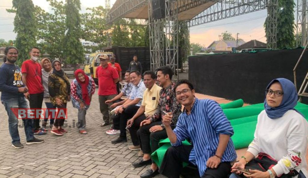 Suasana persiapan acara memperingati HUT Bhayangkara ke-76 dengan mengundang Gus Miftah di halaman Stadion Utama Kendal. (Unggul Priambodo/Koran Lingkar)