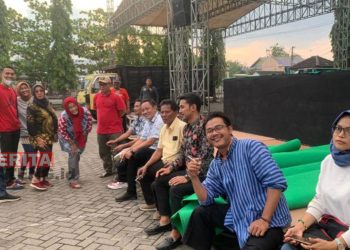 Suasana persiapan acara memperingati HUT Bhayangkara ke-76 dengan mengundang Gus Miftah di halaman Stadion Utama Kendal. (Unggul Priambodo/Koran Lingkar)