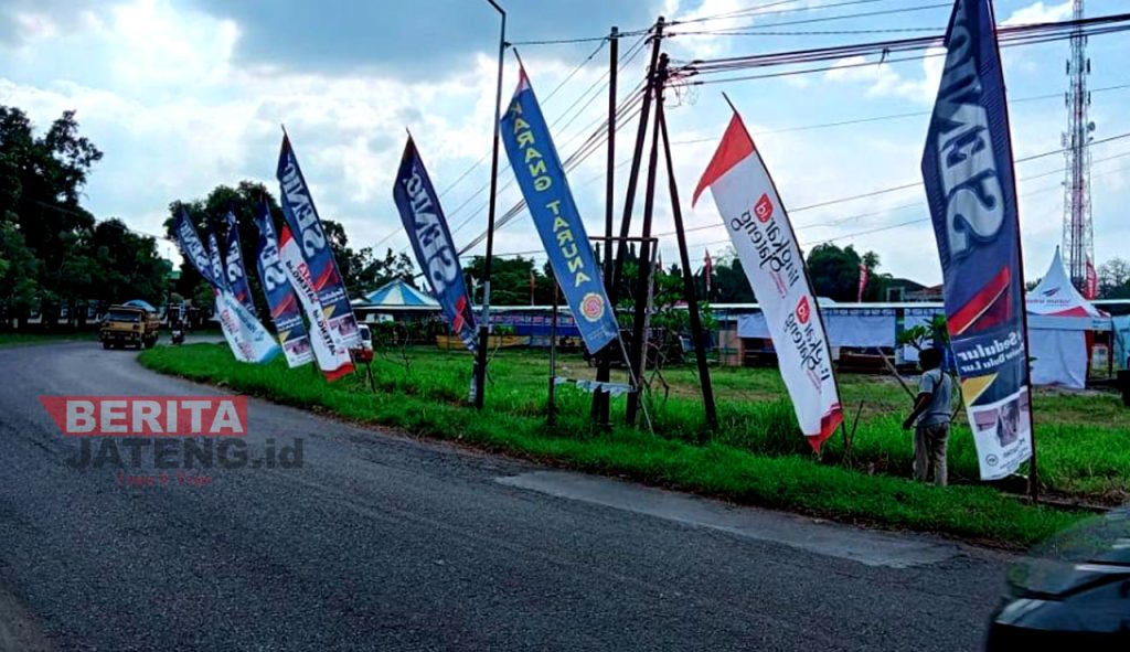 Bendera umbul-umbul produk media online Lingkar Media Group berkibar di Pesta Rakyat Muktiharjo, Desa Muktiharjo, Kecamatan Margorejo, Kabupaten Pati. (Arif Febriyanto/Beritajateng.id)