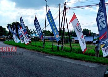Gandeng Lingkar Media Group, Pesta Rakyat Muktiharjo Pati Bakal Dimeriahkan Orkes Dangdut hingga Happy Asmara 1 Bendera umbul-umbul produk media online Lingkar Media Group berkibar di Pesta Rakyat Muktiharjo, Desa Muktiharjo, Kecamatan Margorejo, Kabupaten Pati. (Arif Febriyanto/Beritajateng.id)