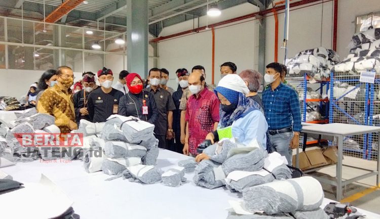 Bupati Grobogan, Sri Sumarni didampingi Kepala Perusahaan PT Apparel Chanchal Gupta, Kepala Disnakertrans Teguh Harjokusumo dan pihak terkait meninjau PT. Sai Apparel Industries di Kecamatan Godong, Kabupaten Grobogan, Senin (04/07). (Muhamad Ansori/Koran Lingkar)